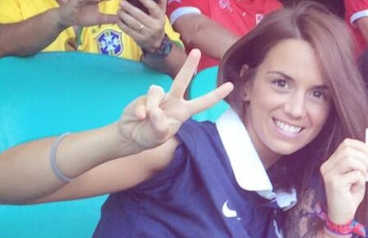 Galerie FOTO A dat gol, apoi i-a făcut o dedicaţie ciudată iubitei sale: ”La mulţi ani, grăsuţo!”