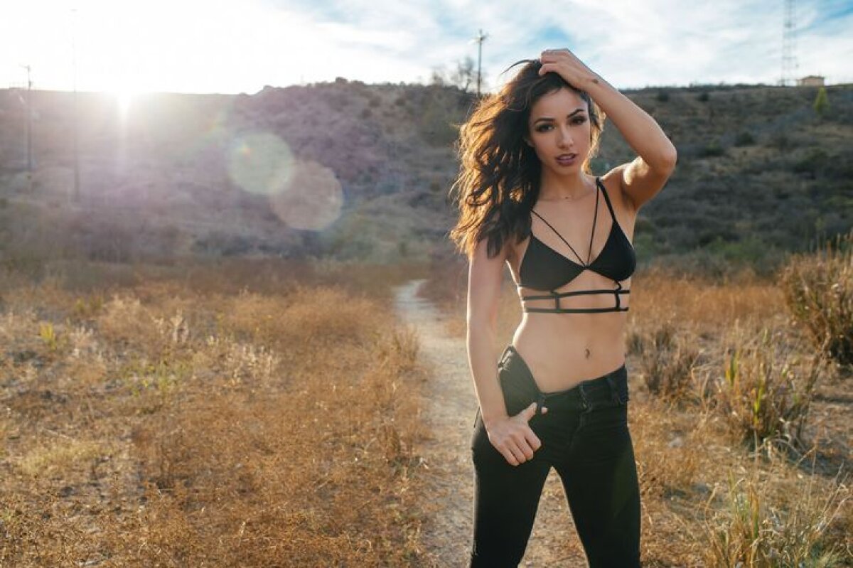 FOTO Michelle la balon! E pasionată de fitness, dar şi-a încercat norocul şi la fotbal