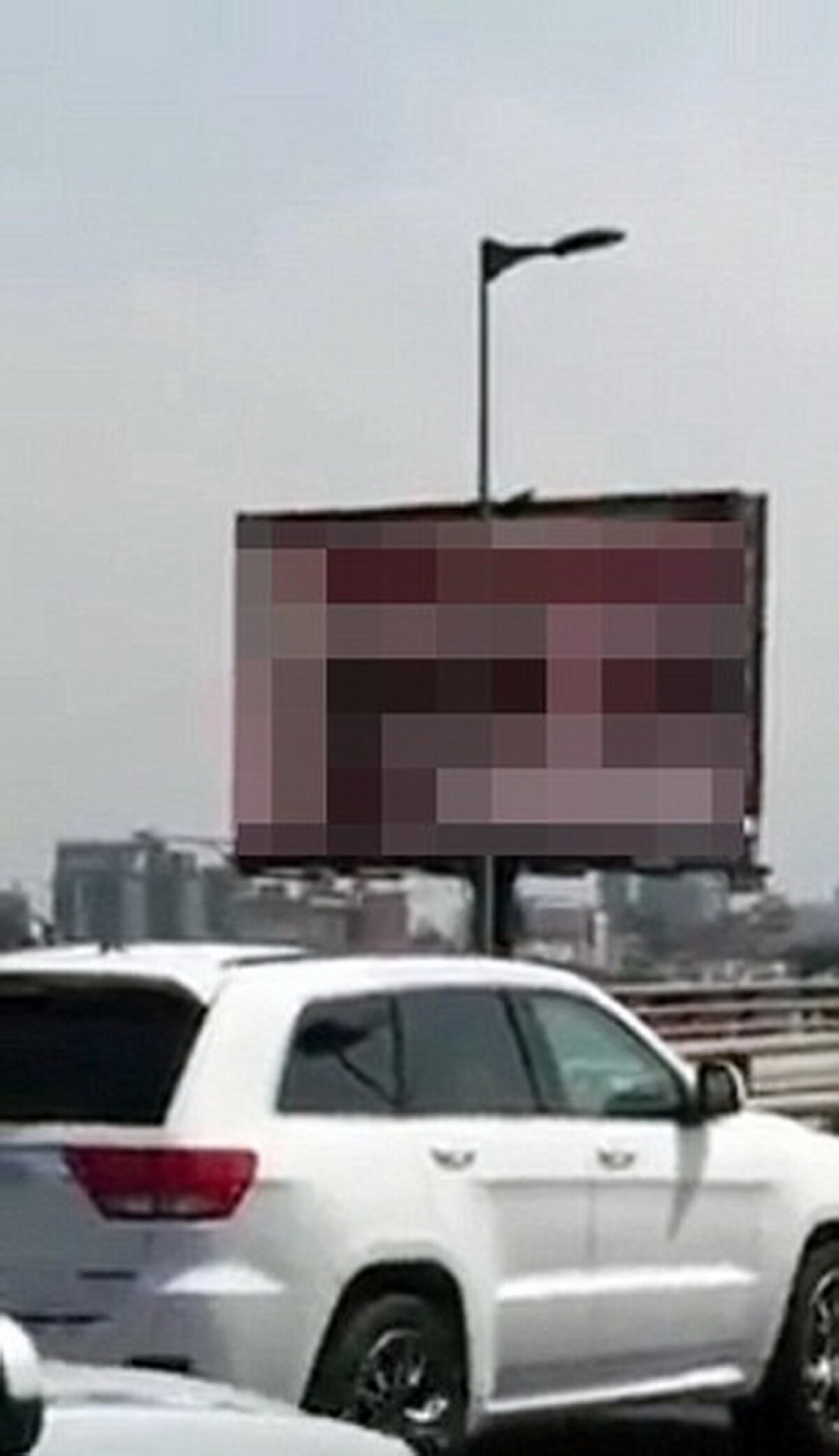 VIDEO Imagini indecente pe un ecran publicitar de pe autostradă