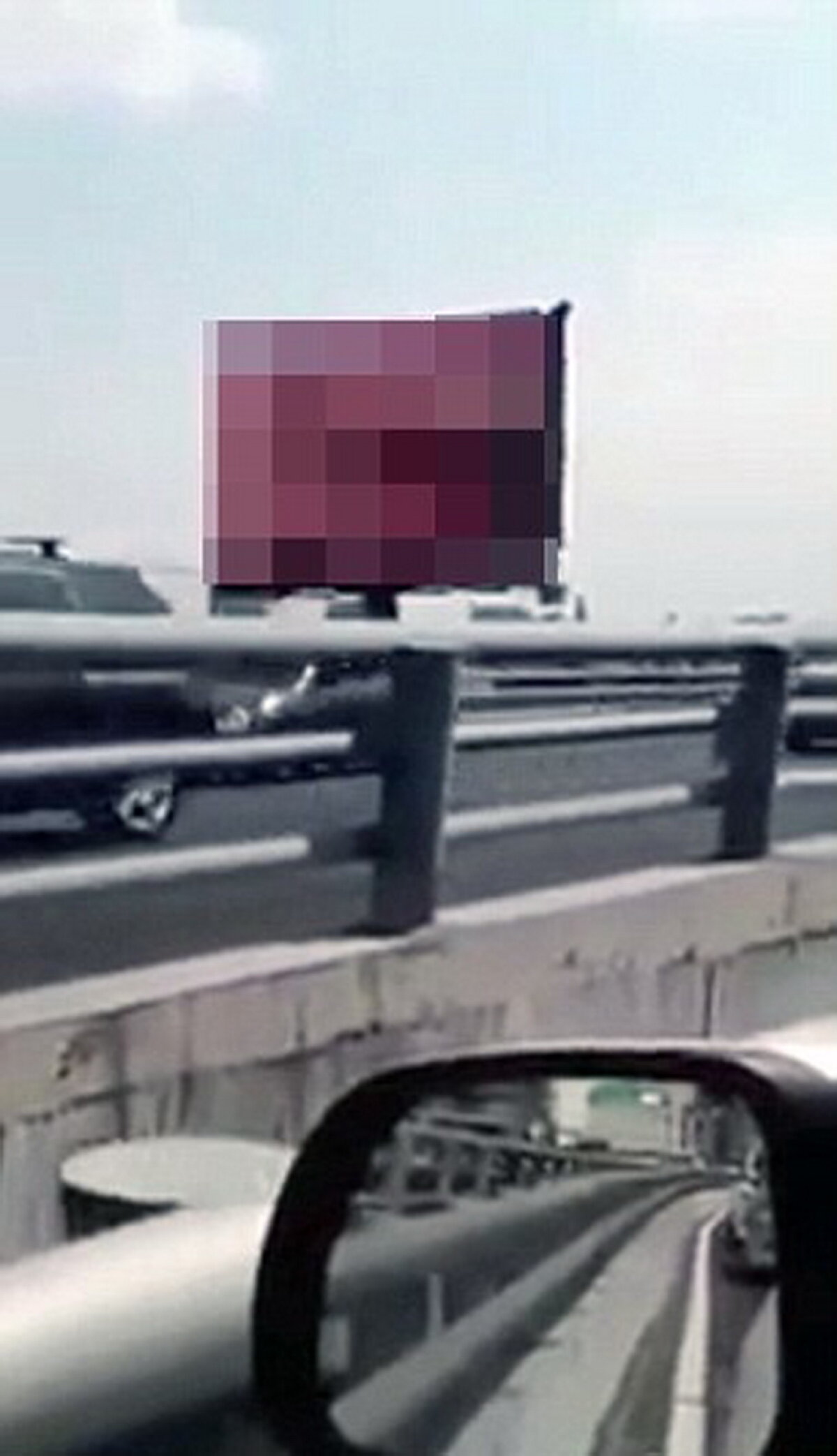 VIDEO Imagini indecente pe un ecran publicitar de pe autostradă