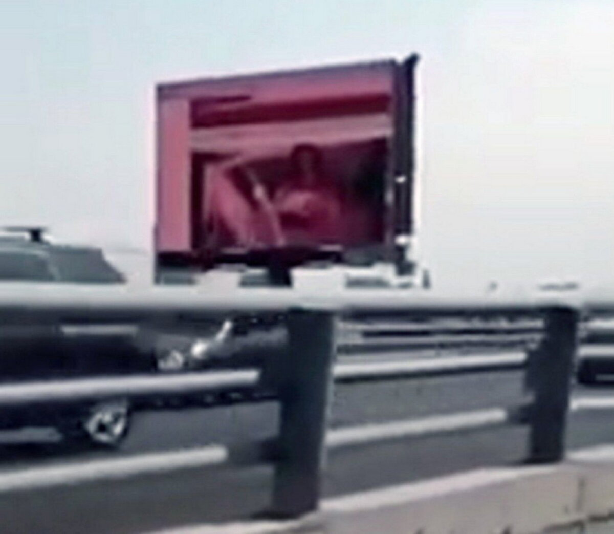 VIDEO Imagini indecente pe un ecran publicitar de pe autostradă