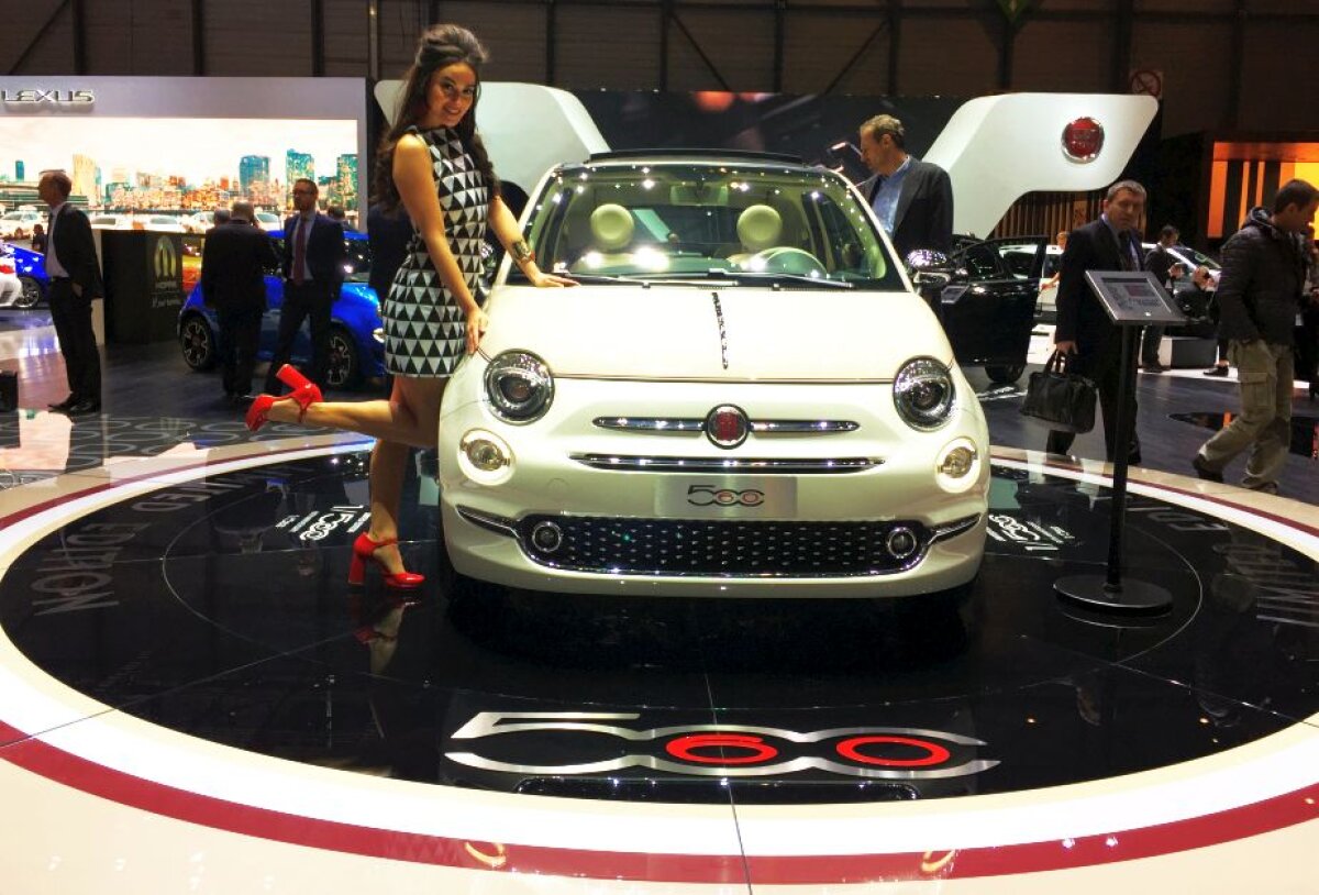 GALERIE FOTO Cine mai e atent la mașini? Fetele de la Salonul Auto de la Geneva i-au înnebunit pe vizitatori