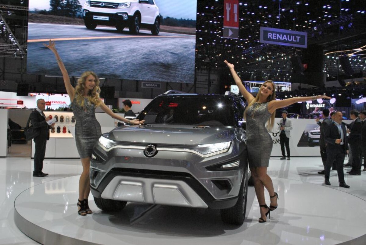 GALERIE FOTO Cine mai e atent la mașini? Fetele de la Salonul Auto de la Geneva i-au înnebunit pe vizitatori