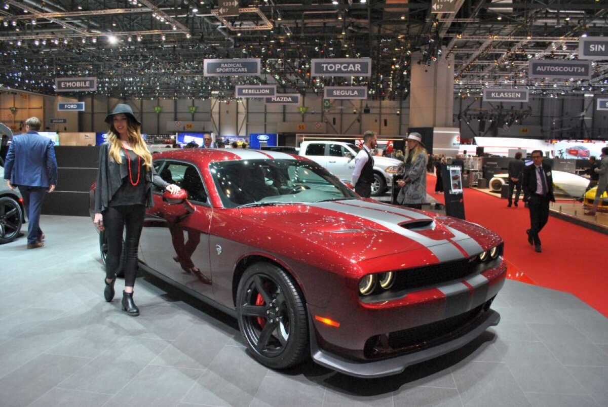 GALERIE FOTO Cine mai e atent la mașini? Fetele de la Salonul Auto de la Geneva i-au înnebunit pe vizitatori