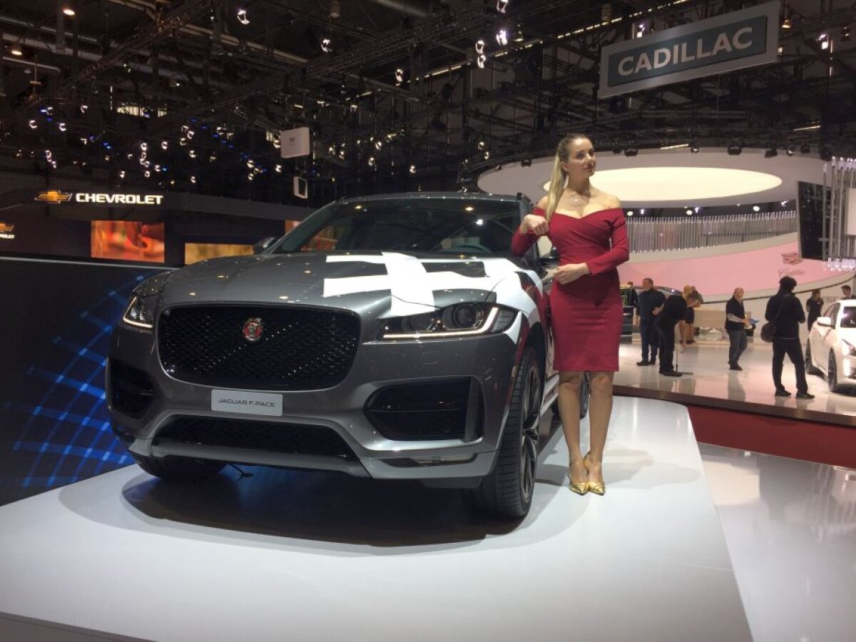 GALERIE FOTO Cine mai e atent la mașini? Fetele de la Salonul Auto de la Geneva i-au înnebunit pe vizitatori