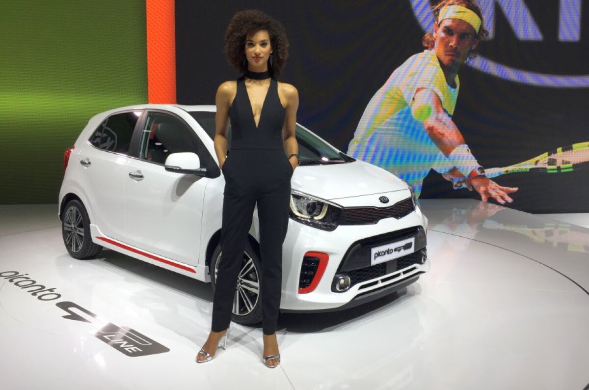 GALERIE FOTO Cine mai e atent la mașini? Fetele de la Salonul Auto de la Geneva i-au înnebunit pe vizitatori