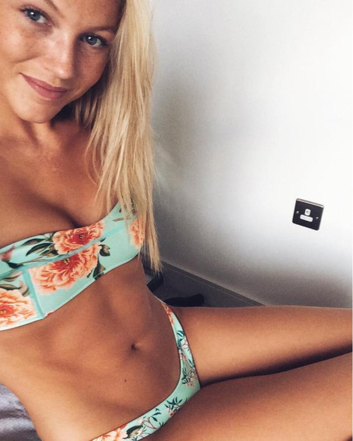 FOTO Splendoare galeză » Țara Galilor punctează la Six Nations: iubita unui rugbyst e incendiară!