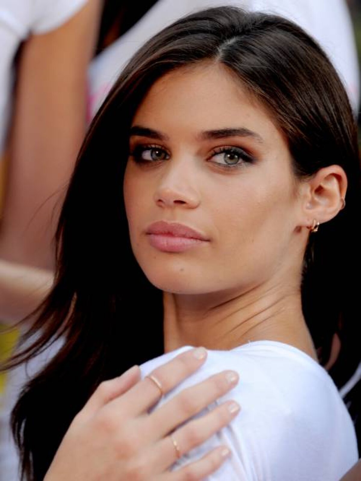 FOTO A îmblânzit Căluțul cabrat! » Mai vede cineva mașina? Sara Sampaio, spectaculoasă lângă un Ferrari