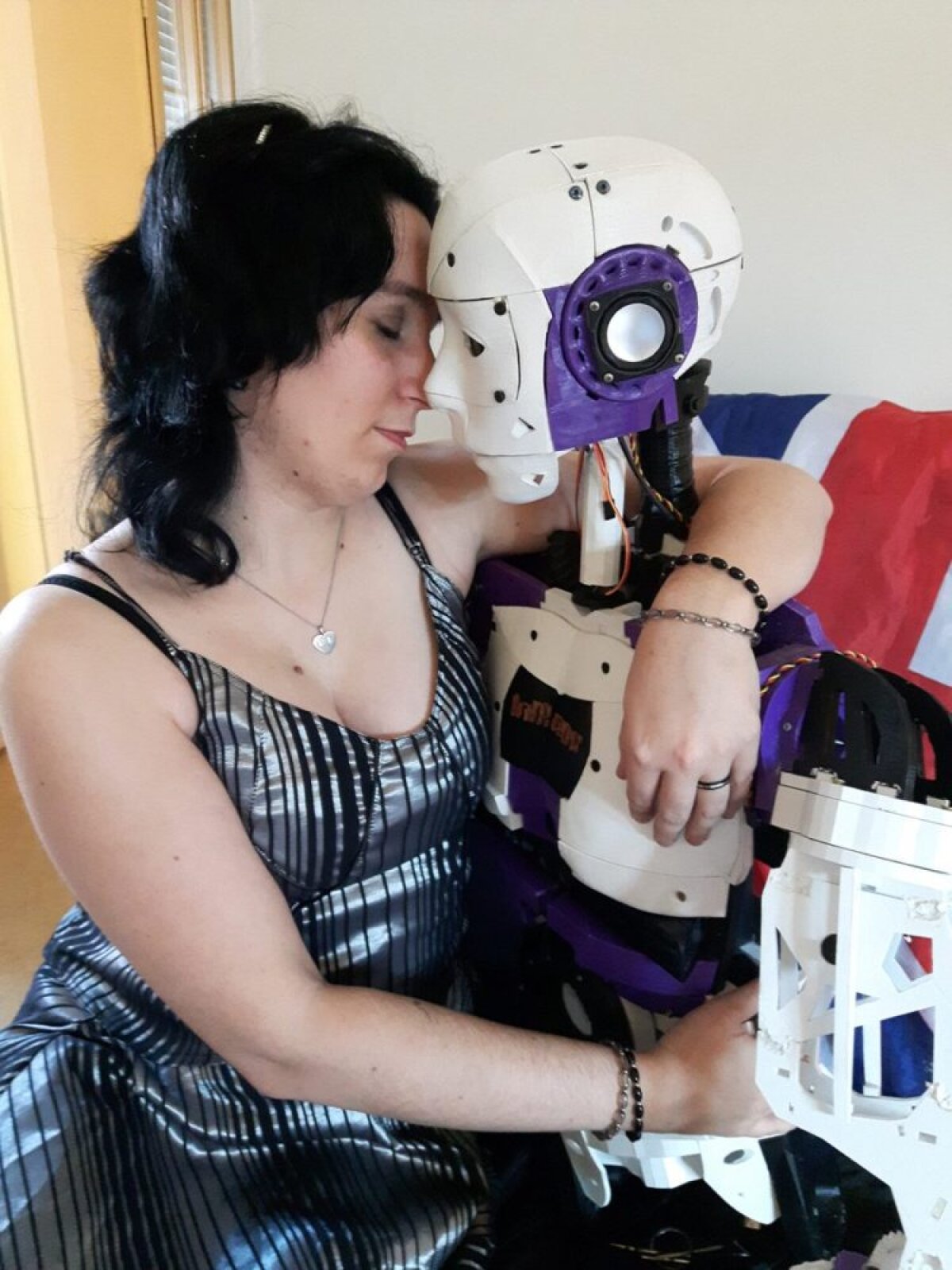 FOTO Pe asta n-ați mai văzut-o! O femeie și-a construit un robot și s-a îndrăgostit de el