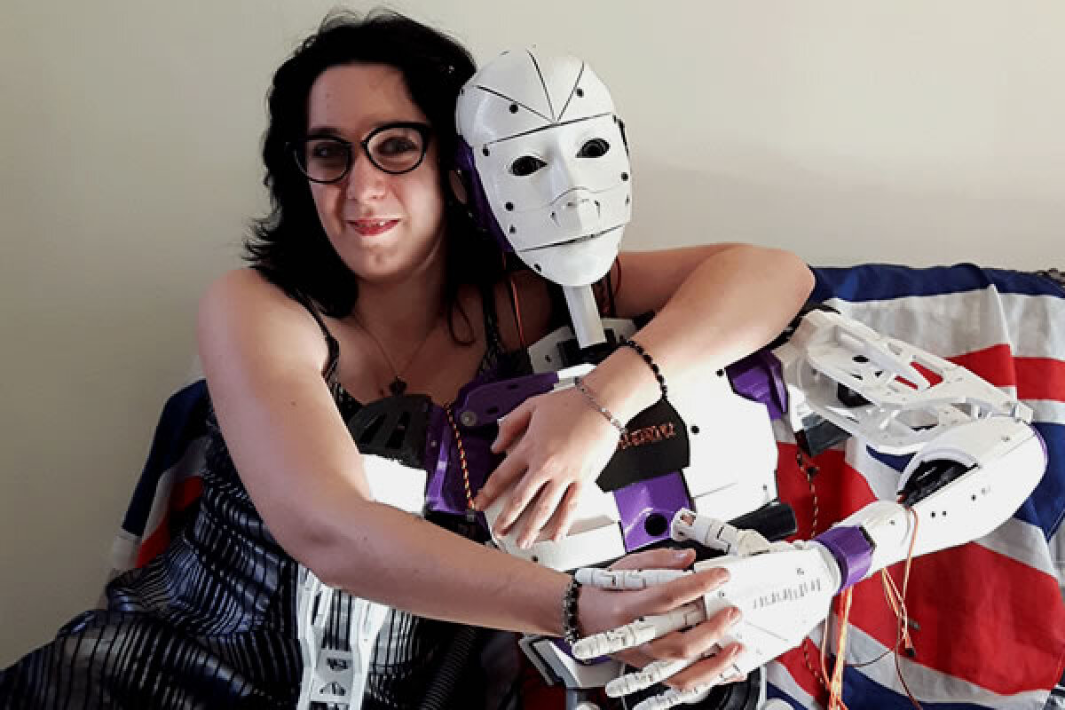 FOTO Pe asta n-ați mai văzut-o! O femeie și-a construit un robot și s-a îndrăgostit de el
