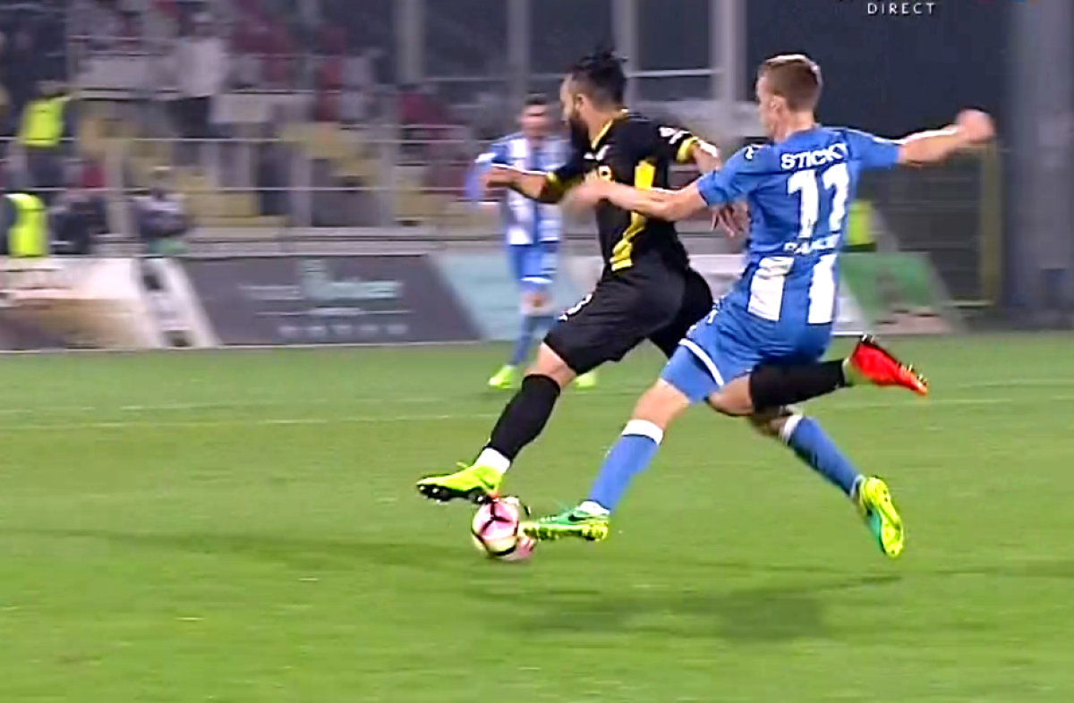 FOTO Astra putea termina meciul cu CSU Craiova cu un om în minus! Hațegan nu i-a dat cartonașul roșu lui Morais