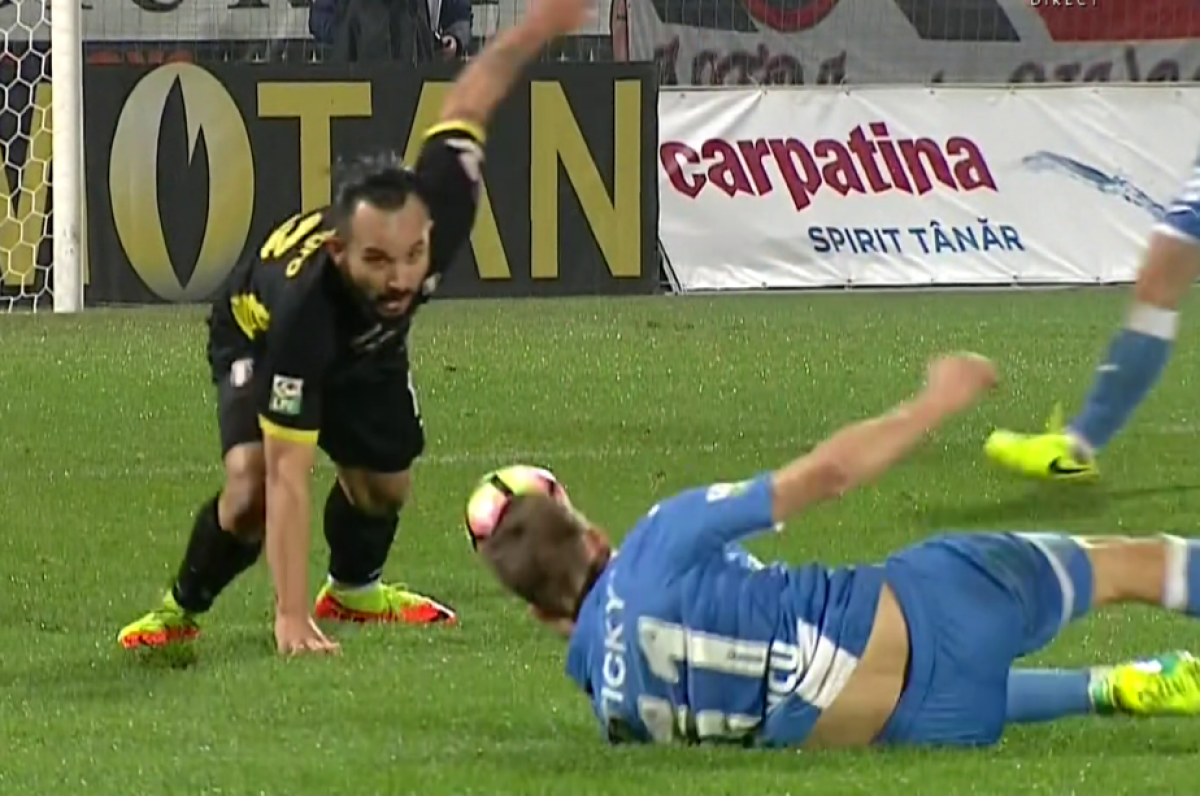 FOTO Astra putea termina meciul cu CSU Craiova cu un om în minus! Hațegan nu i-a dat cartonașul roșu lui Morais