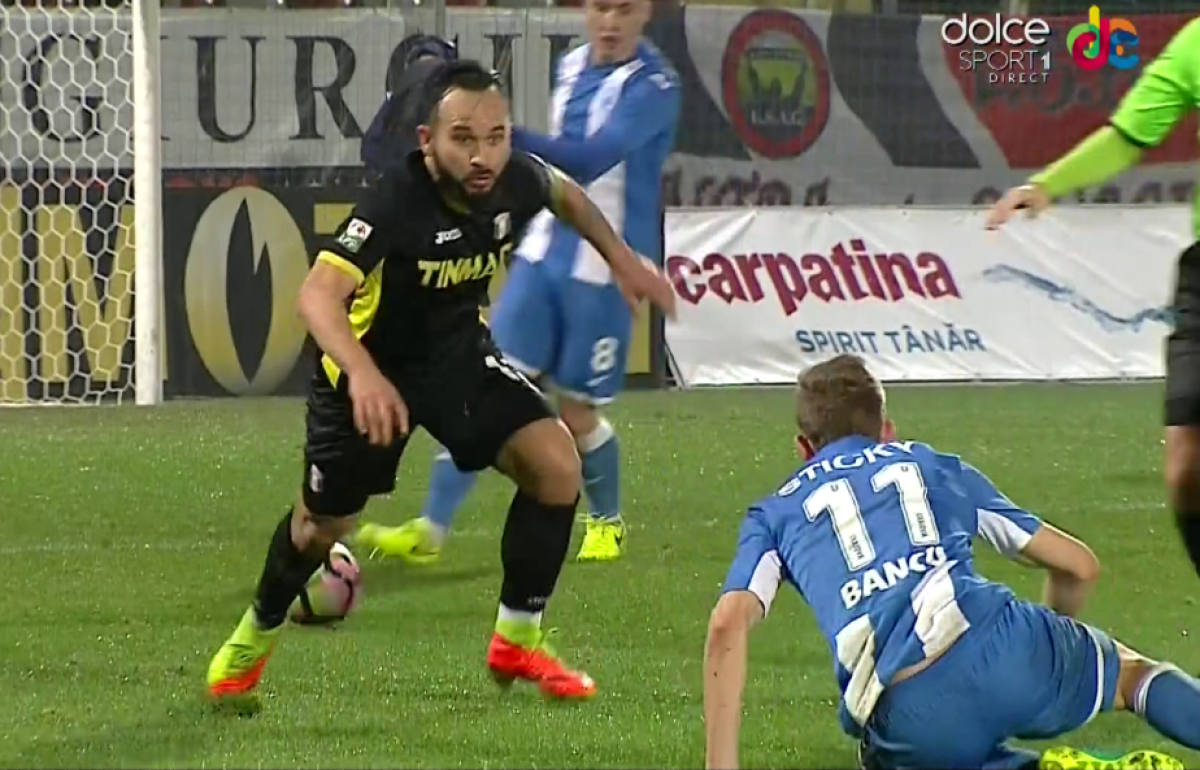 FOTO Astra putea termina meciul cu CSU Craiova cu un om în minus! Hațegan nu i-a dat cartonașul roșu lui Morais