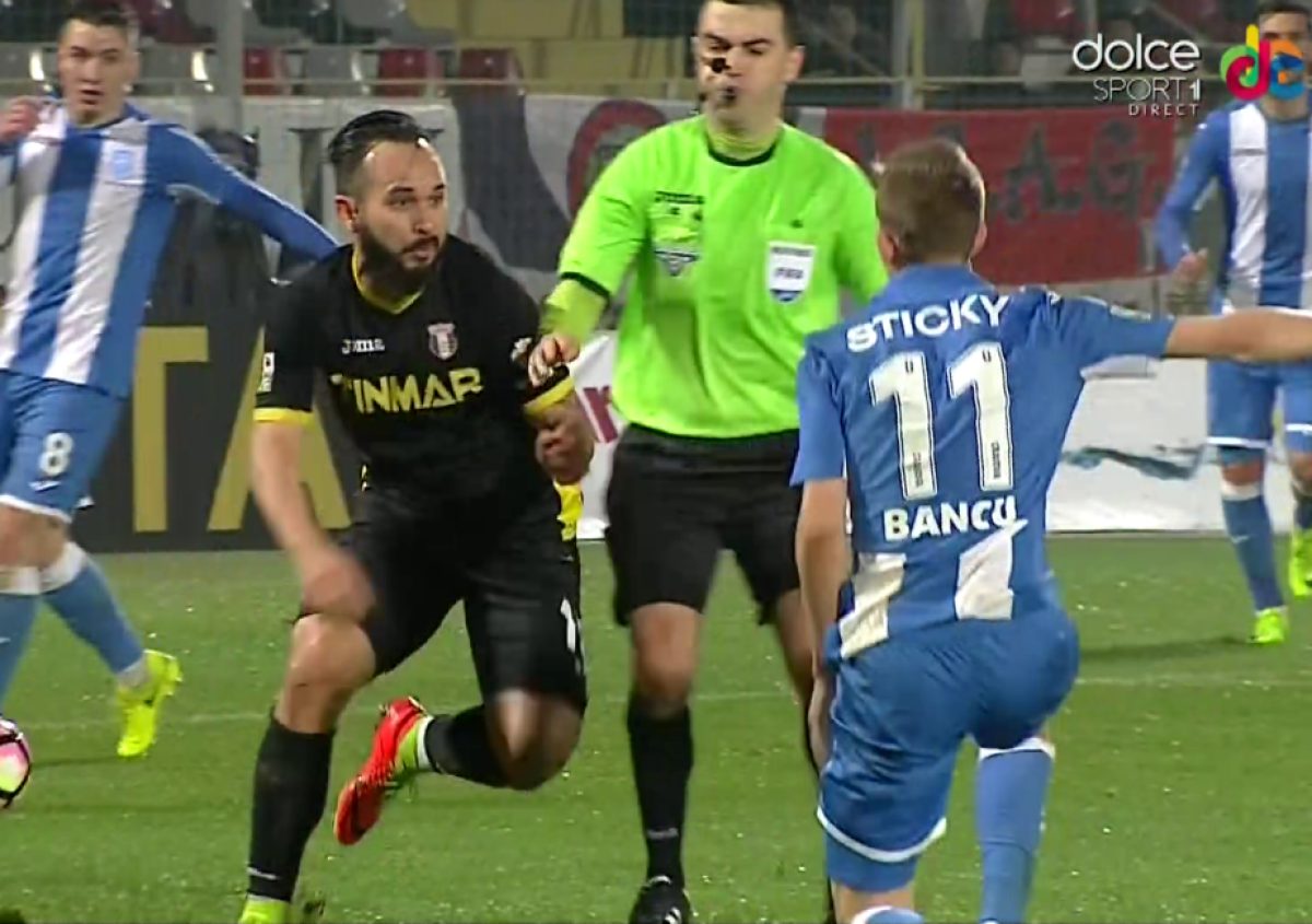 FOTO Astra putea termina meciul cu CSU Craiova cu un om în minus! Hațegan nu i-a dat cartonașul roșu lui Morais
