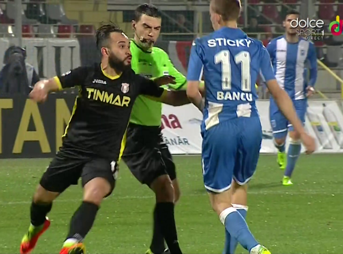 FOTO Astra putea termina meciul cu CSU Craiova cu un om în minus! Hațegan nu i-a dat cartonașul roșu lui Morais