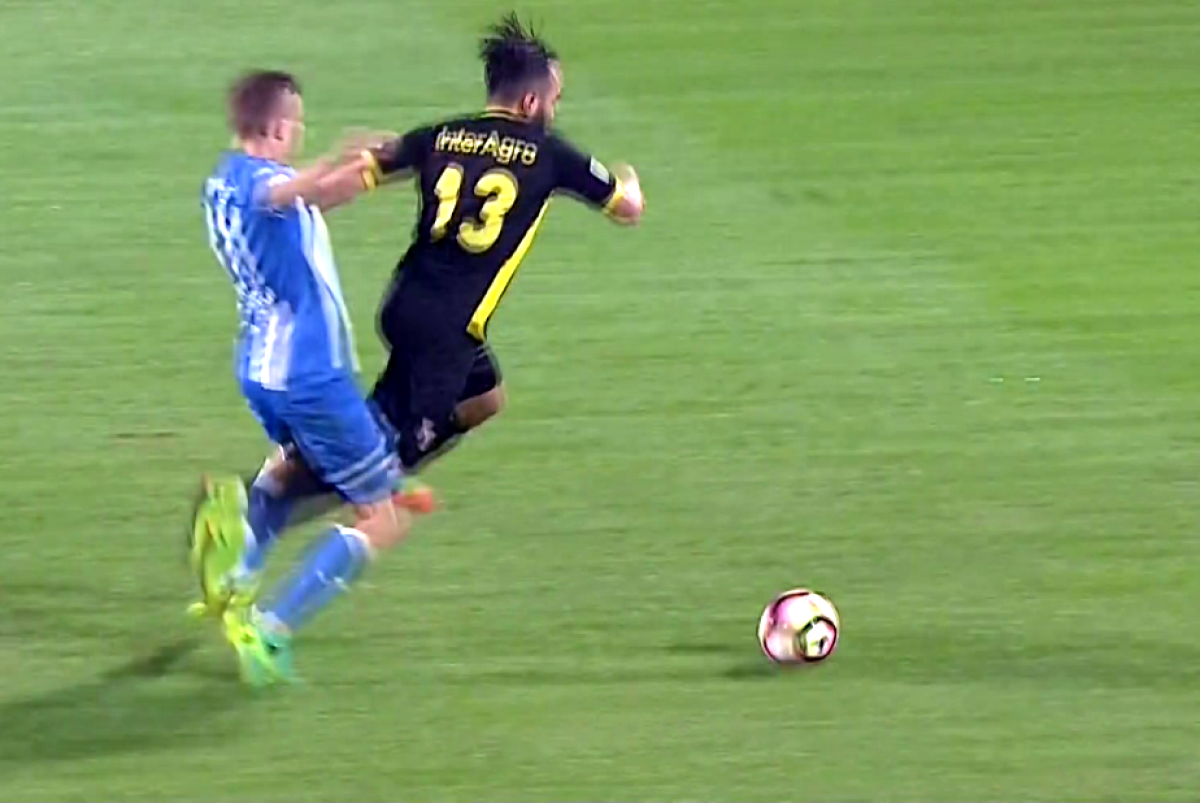 FOTO Astra putea termina meciul cu CSU Craiova cu un om în minus! Hațegan nu i-a dat cartonașul roșu lui Morais