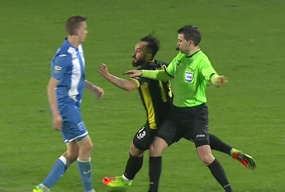 FOTO Astra putea termina meciul cu CSU Craiova cu un om în minus! Hațegan nu i-a dat cartonașul roșu lui Morais