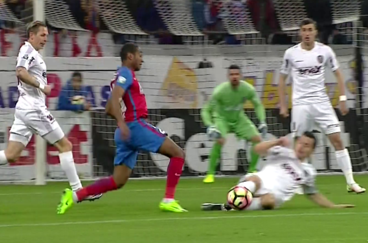 FOTO Două faze-cheie în prima repriză la Steaua - CFR » Cum au scăpat roș-albaștrii în minutul 12
