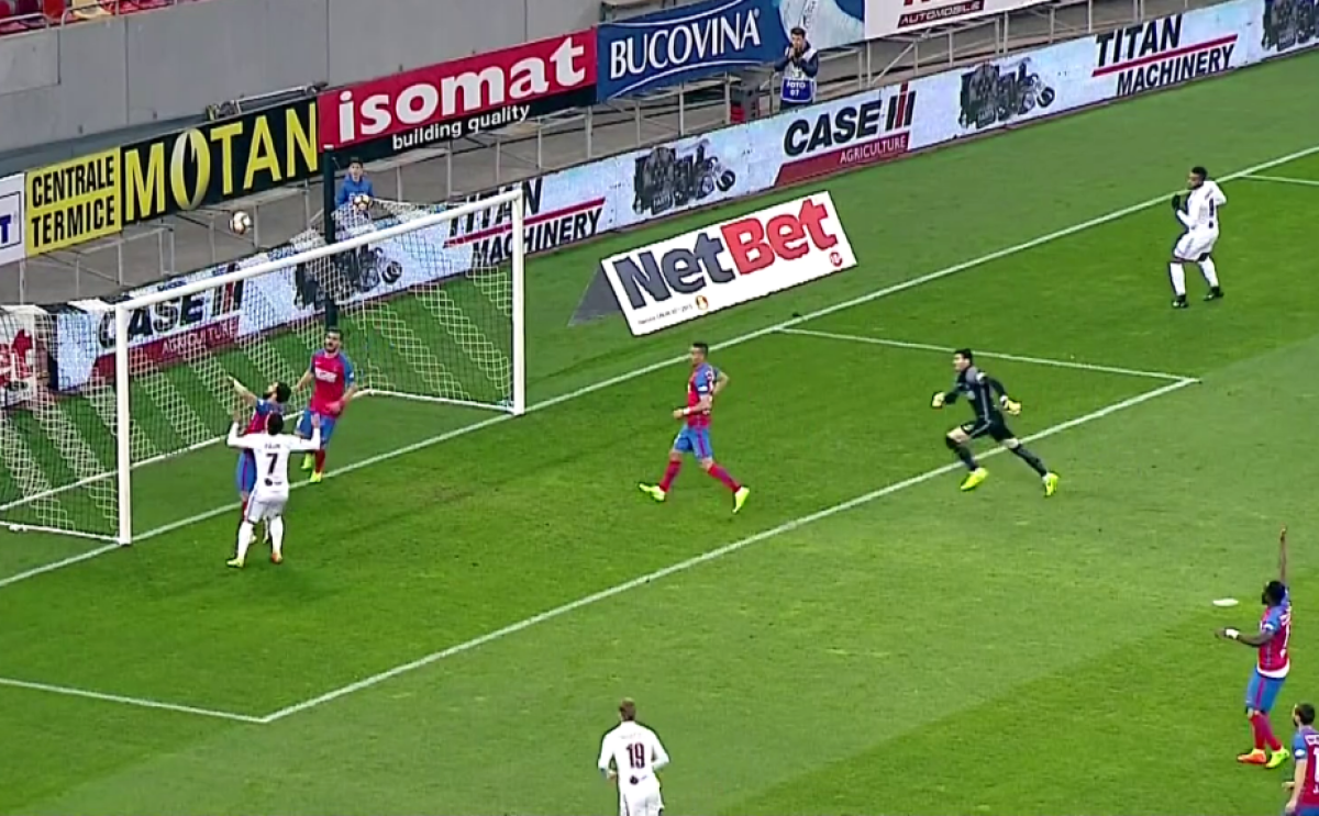 FOTO Două faze-cheie în prima repriză la Steaua - CFR » Cum au scăpat roș-albaștrii în minutul 12