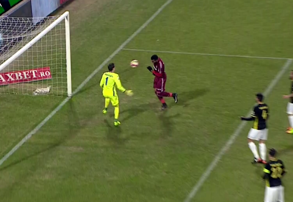 FOTO Două faze controversate în debutul meciului CFR Cluj - Astra » Gol anulat eronat ardelenilor