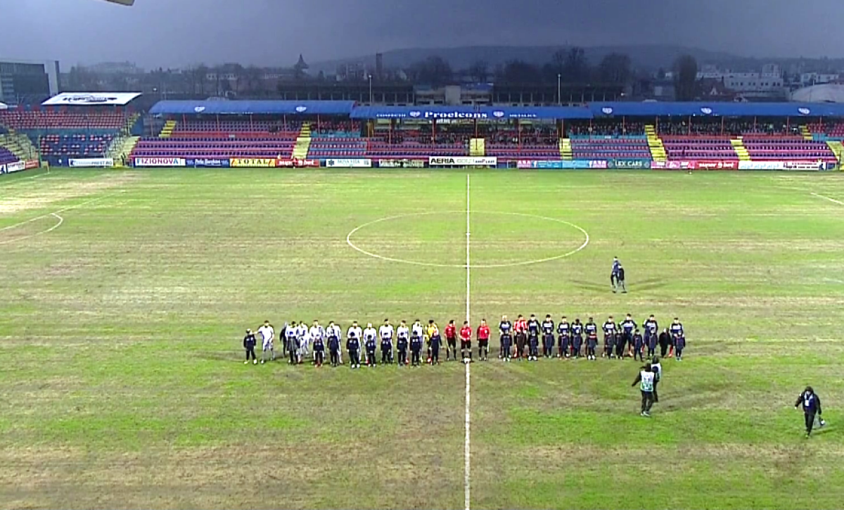 FOTO Încă se joacă meciuri de Liga 1 aici?! Terenul lui ASA Târgu Mureș arată ca după bombardament!