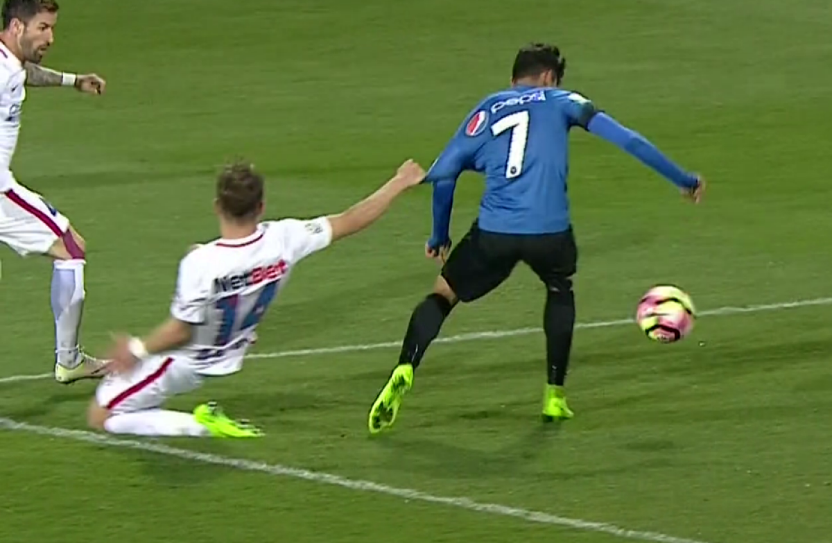 FOTO Viitorul a cerut penalty în finalul primei reprize cu Steaua! Coman a căzut în careu