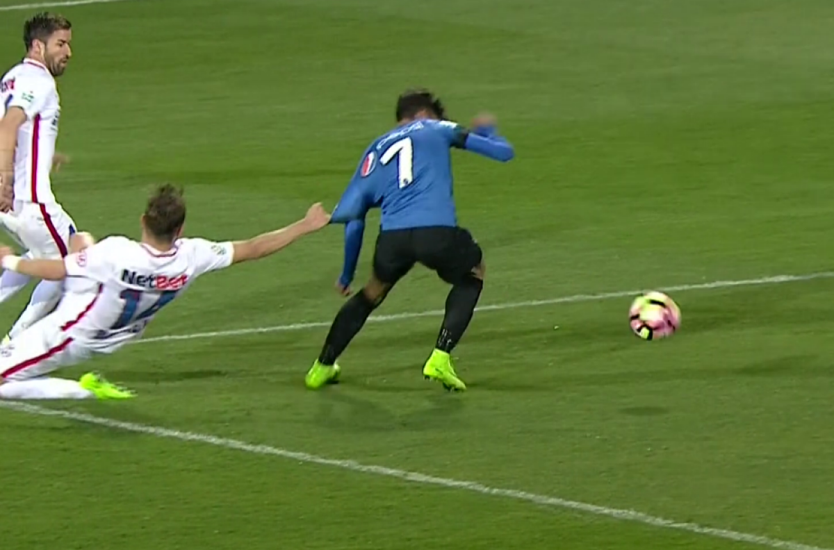 FOTO Viitorul a cerut penalty în finalul primei reprize cu Steaua! Coman a căzut în careu