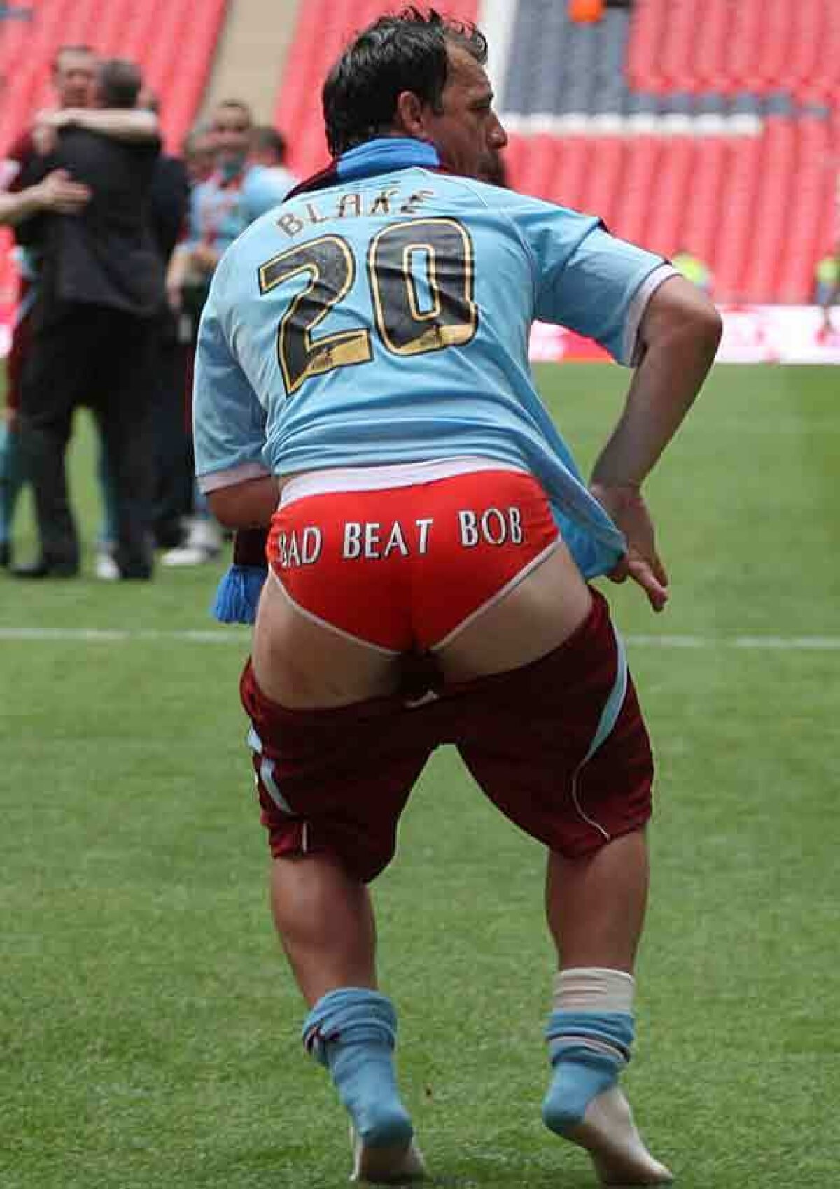 FOTO Jos textila! Vlad Morar a sărbătorit golul marcat Stelei într-un mod... original pentru Liga 1 :)