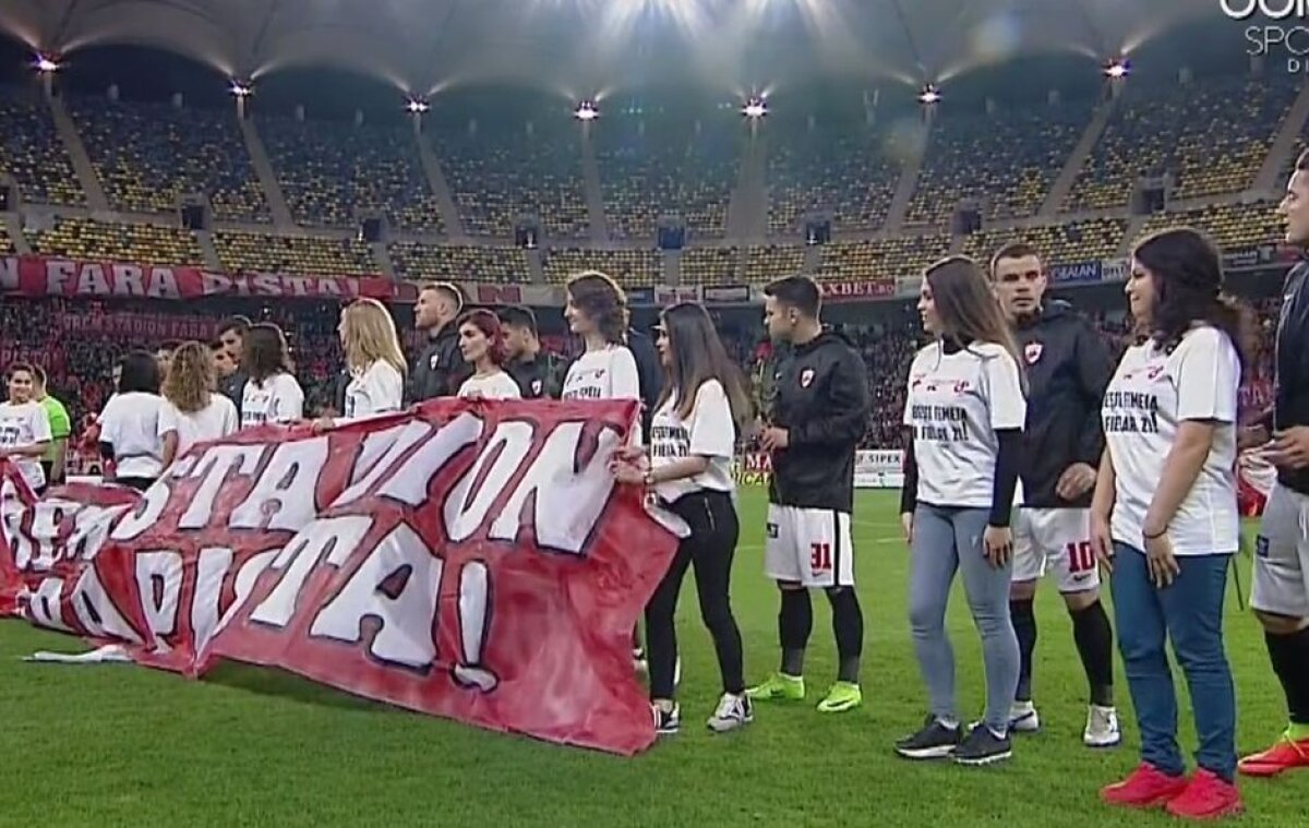 GALERIE FOTO Jucătorii dinamoviști au suprins din nou » De ce au intrat cu femei de mână și ce banner au afișat fotbaliștii