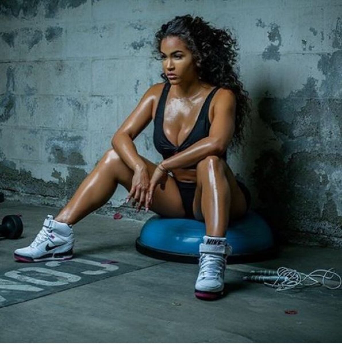 FOTO Sculptată în sală » Rosa Acosta atrage toate privirile în sala de forță