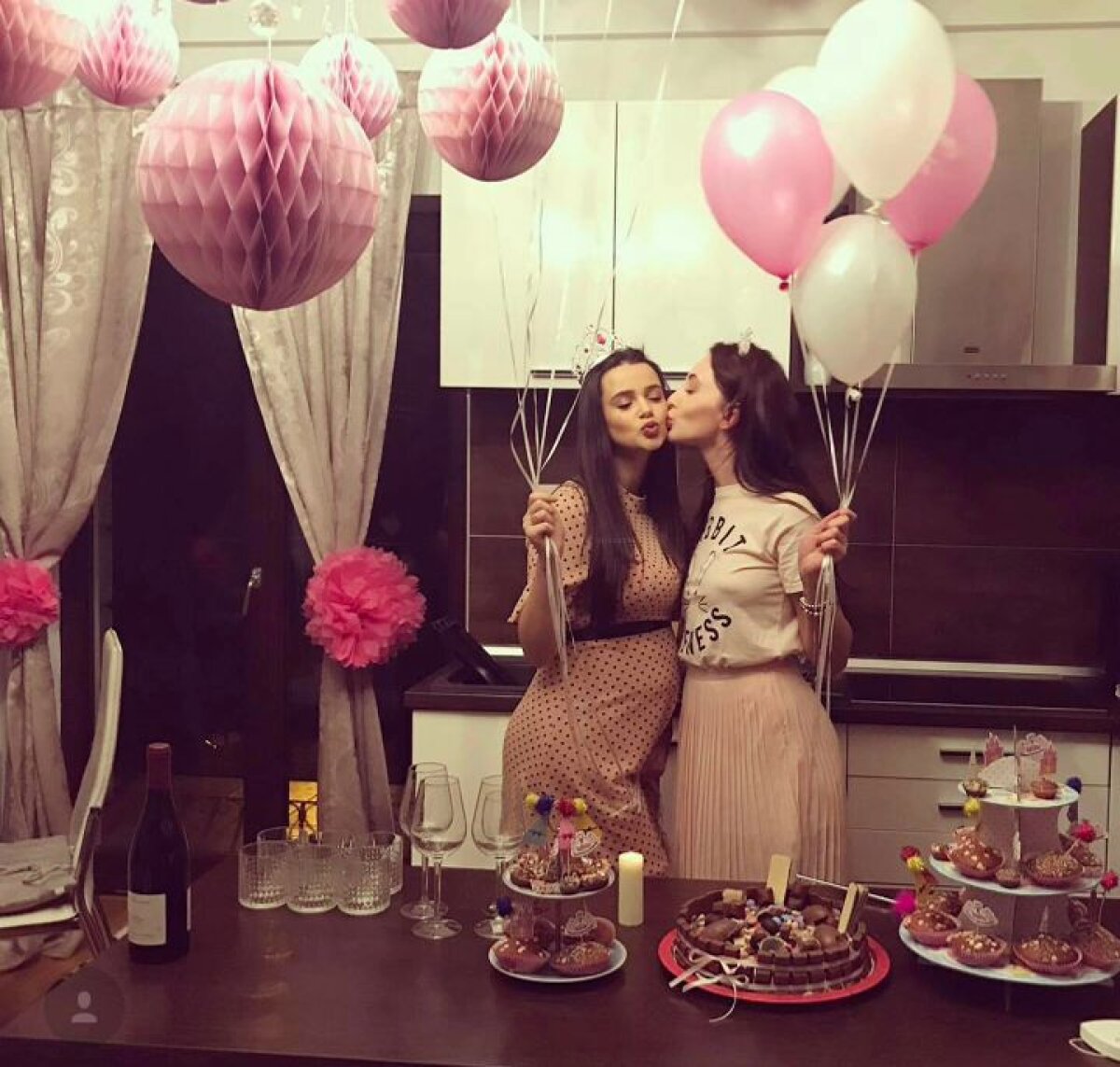 FOTO Viața în roz: «Baby shower» pentru iubita lui Steliano Filip » Cum s-a pozat frumoasa brunetă, însărcinată în 7 luni
