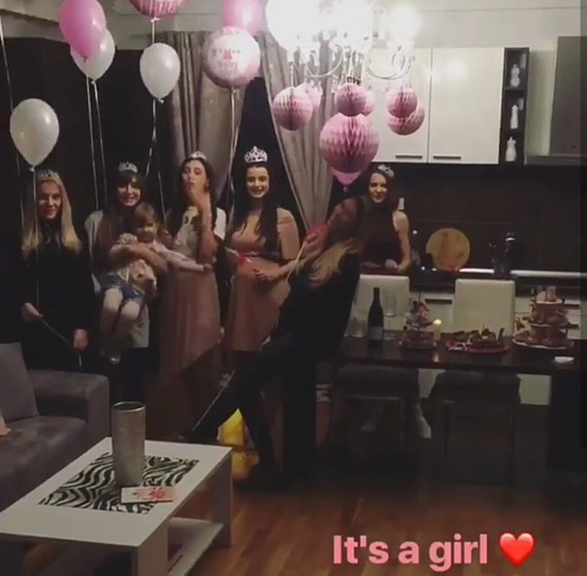 FOTO Viața în roz: «Baby shower» pentru iubita lui Steliano Filip » Cum s-a pozat frumoasa brunetă, însărcinată în 7 luni