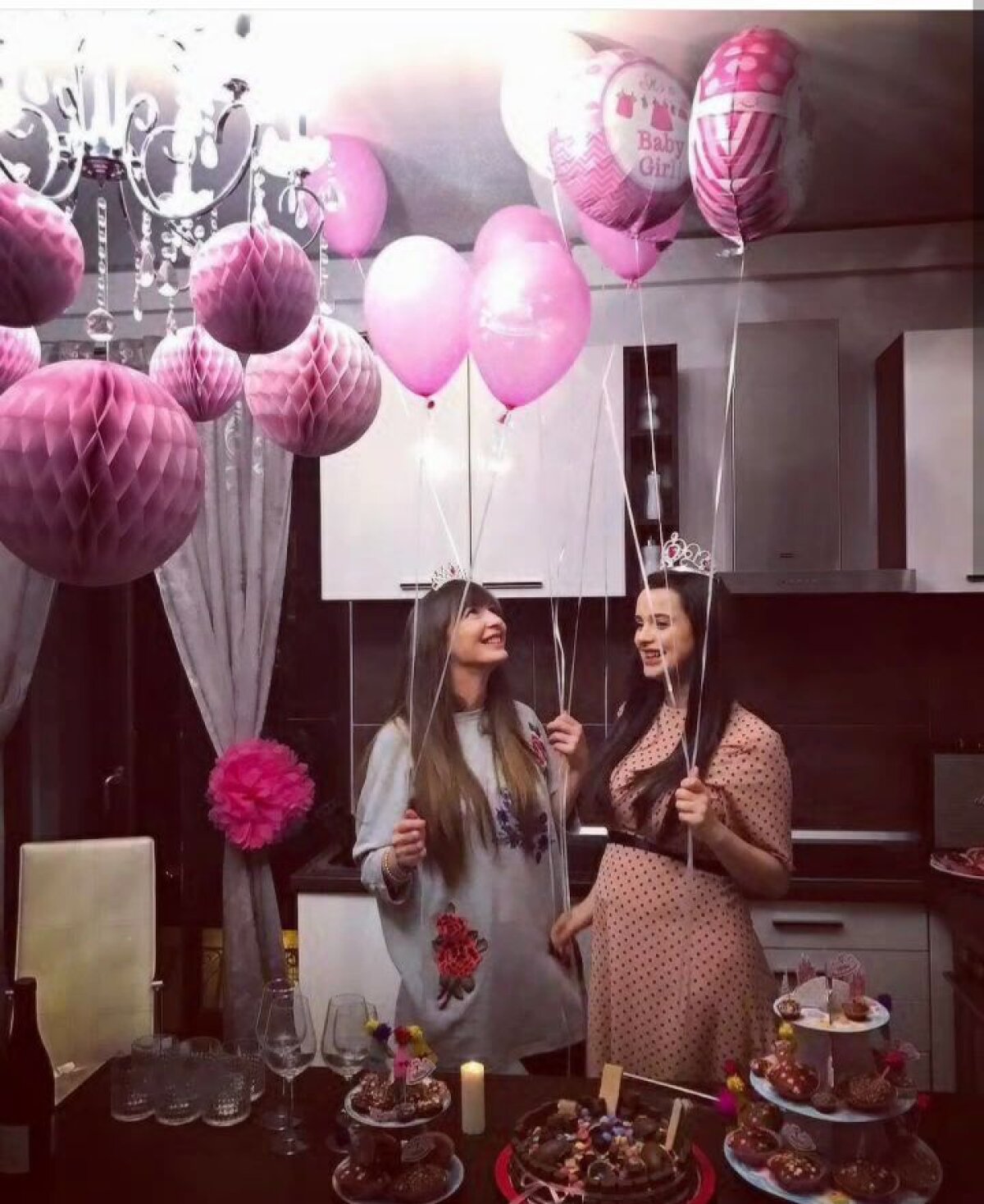 FOTO Viața în roz: «Baby shower» pentru iubita lui Steliano Filip » Cum s-a pozat frumoasa brunetă, însărcinată în 7 luni