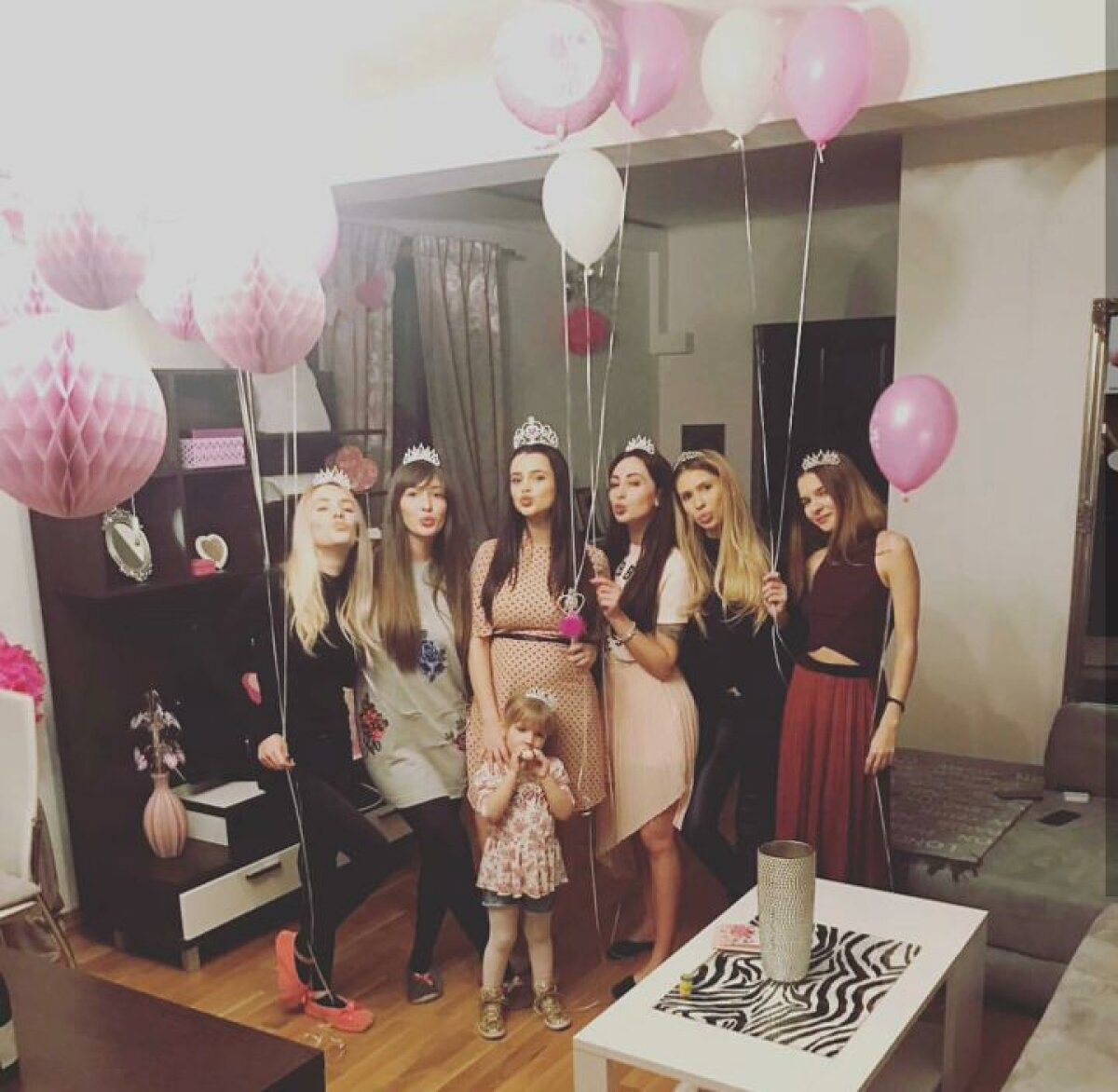 FOTO Viața în roz: «Baby shower» pentru iubita lui Steliano Filip » Cum s-a pozat frumoasa brunetă, însărcinată în 7 luni