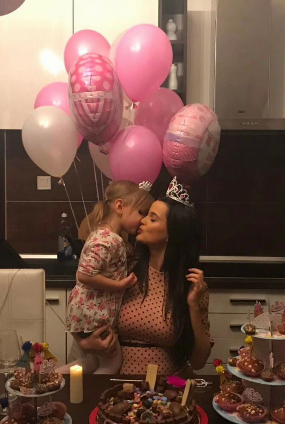 FOTO Viața în roz: «Baby shower» pentru iubita lui Steliano Filip » Cum s-a pozat frumoasa brunetă, însărcinată în 7 luni