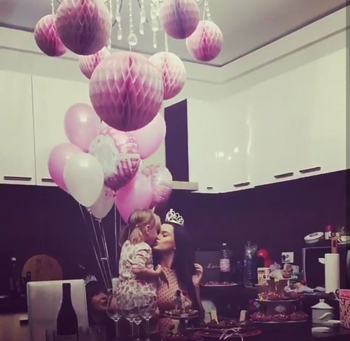 FOTO Viața în roz: «Baby shower» pentru iubita lui Steliano Filip » Cum s-a pozat frumoasa brunetă, însărcinată în 7 luni