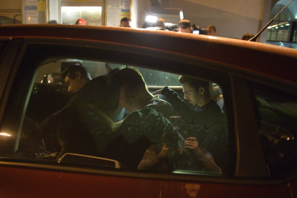 GALERIE FOTO Cei 4 "buni consumatori" de la Dinamo, surprinși de presă pe aeroport: "Haide, bă, să fugim!" 