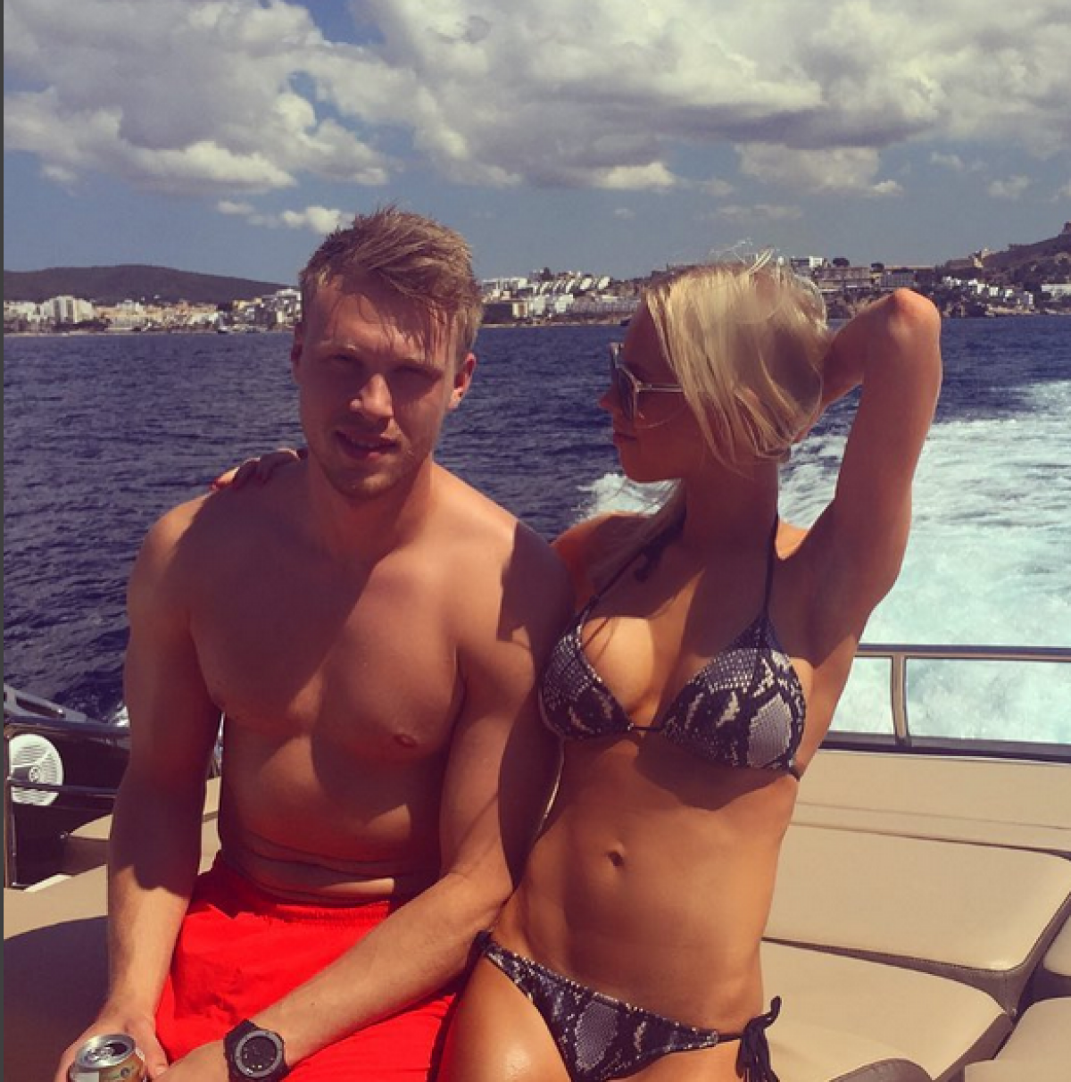 FOTO La iubite e meci nul » Frumuseți răpitoare: danezii și tricolorii stau bine la soții și prietene!