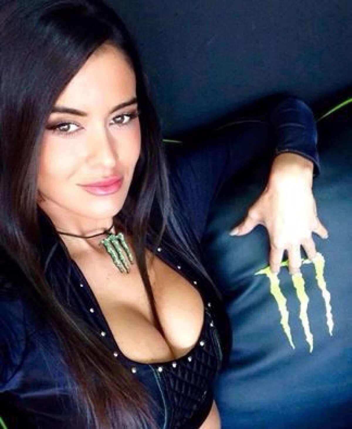 FOTO Eva Padlock, fata sexy de la paddock: un fotomodel face furori pe pistă