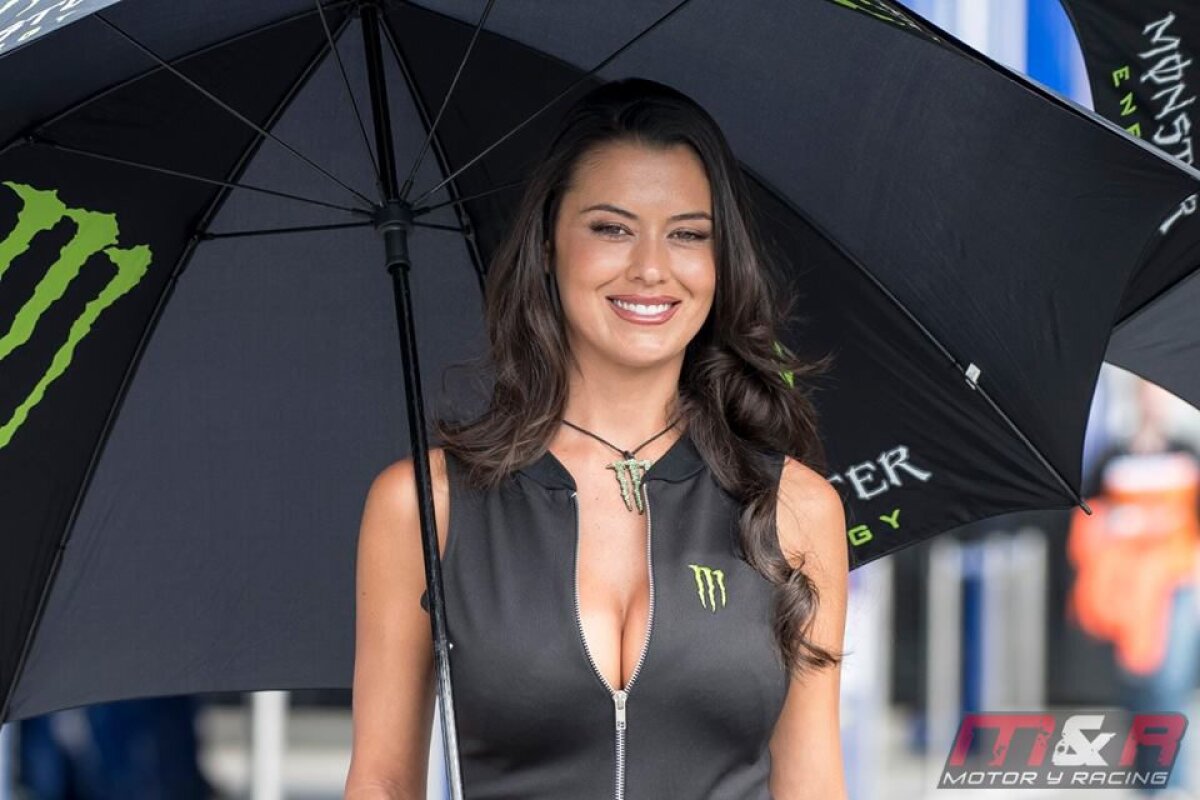 FOTO Eva Padlock, fata sexy de la paddock: un fotomodel face furori pe pistă