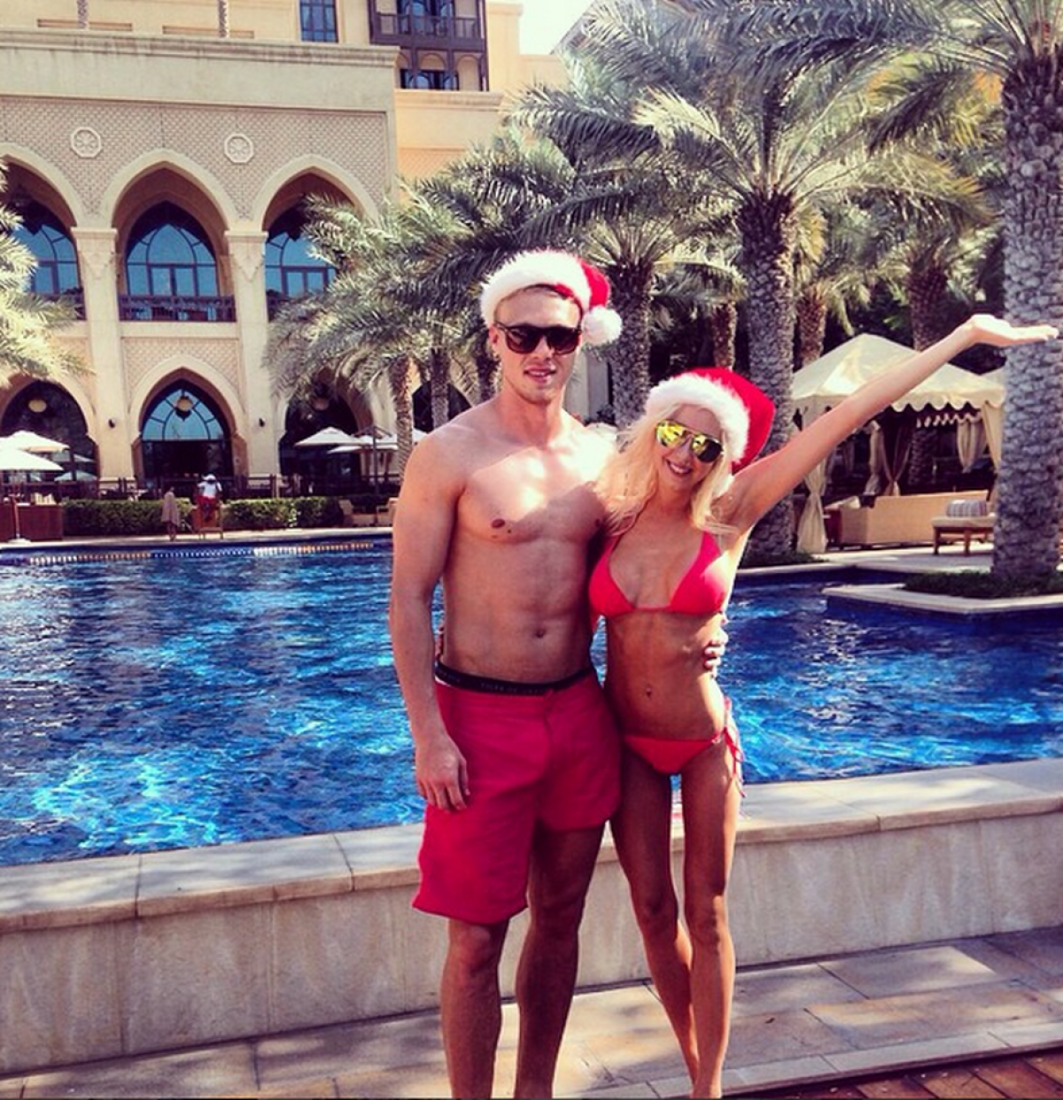 GALERIE FOTO Vârful danezilor "atacă" România cu cea mai sexy iubită! Arată fabulos în costum de baie 