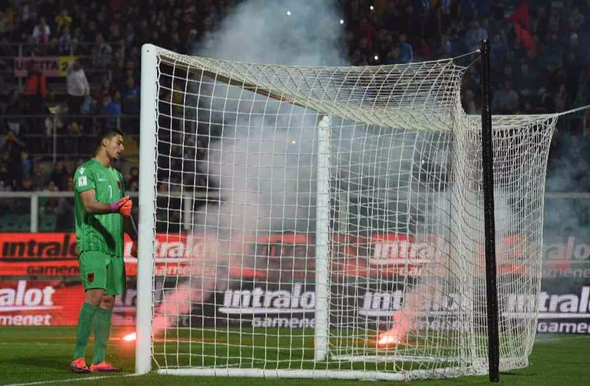 FOTO Incidente la Italia - Albania » Meciul a fost întrerupt din cauza fanilor