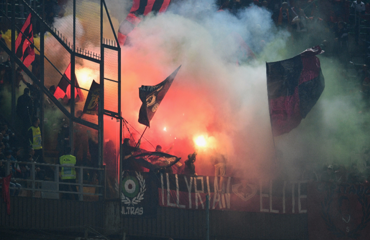 FOTO Incidente la Italia - Albania » Meciul a fost întrerupt din cauza fanilor
