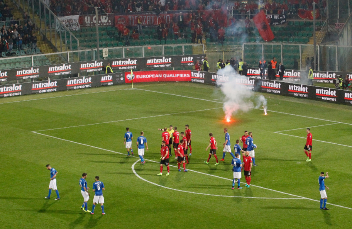 FOTO Incidente la Italia - Albania » Meciul a fost întrerupt din cauza fanilor