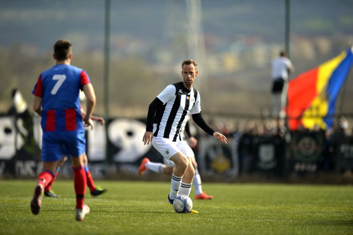 VIDEO + FOTO "U" Cluj a zdrobit-o pe "Steaua", scor 11-0!  Aproape 2000 de fani au fost la stadion și au avut parte de o surpriză » Se autosesisează Florin Talpan? :)