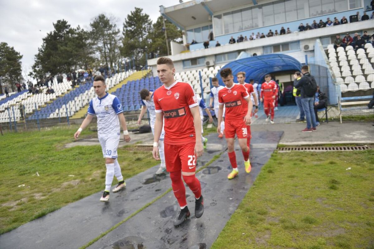VIDEO + FOTO Ținta caterincilor suporterilor prezenți la primul meci de după scandalul cu alcoolul, Patrick Petre a fost un car de nervi: "F****i morții mă-tii de fotbal!"
