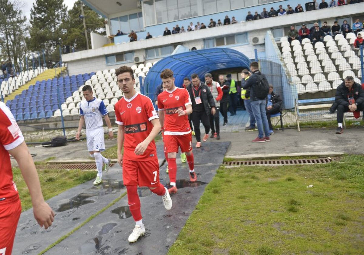VIDEO + FOTO Ținta caterincilor suporterilor prezenți la primul meci de după scandalul cu alcoolul, Patrick Petre a fost un car de nervi: "F****i morții mă-tii de fotbal!"