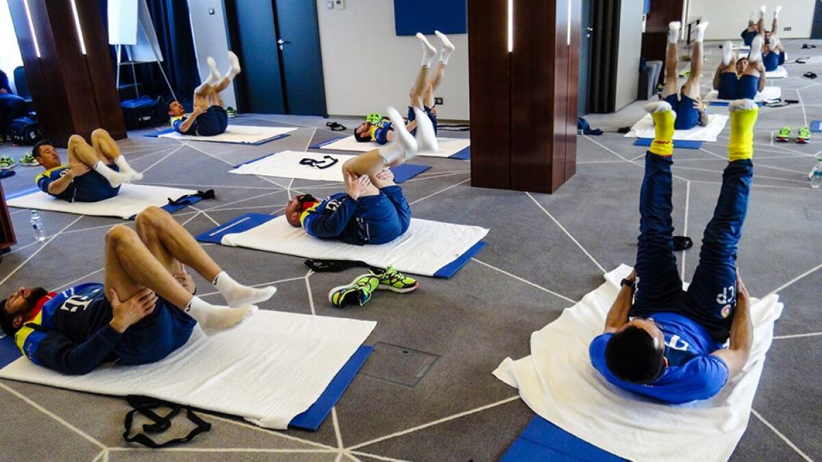 GALERIE FOTO Daum e atent la toate detaliile înaintea meciului cu Danemarca » Ce s-a întâmplat la hotelul unde e cazată echipa