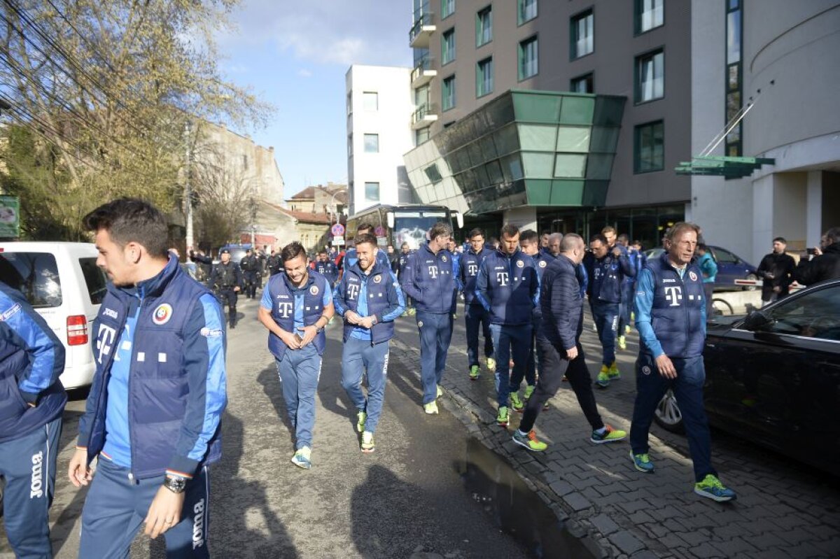 VIDEO+FOTO Jucătorii naționalei României s-au relaxat plimbându-se prin Cluj! Întâlnire neașteptată cu un jucător dorit de Daum