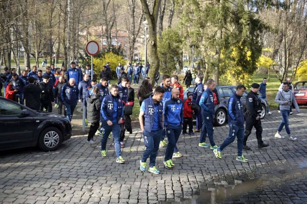 VIDEO+FOTO Jucătorii naționalei României s-au relaxat plimbându-se prin Cluj! Întâlnire neașteptată cu un jucător dorit de Daum